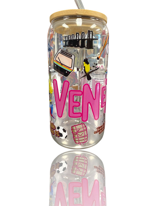 Vaso con pitillo de vidrio